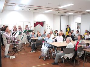 ハーモニカに合わせて歌う戸越・平塚地区の参加者