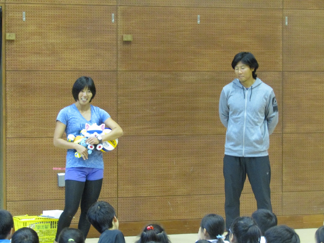 松村選手(左)、山室コーチ(右)