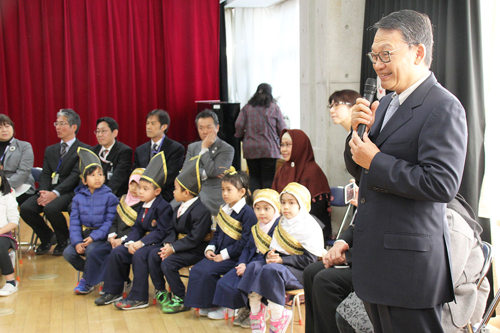 タスリフ大使と7人の児童
