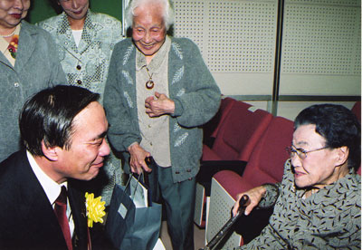 101歳と93歳の受賞者と区長の画像