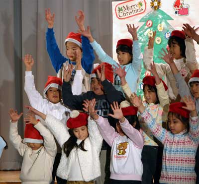 英語でクリスマスの歌を歌う子ども達