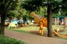 公園内の恐竜像