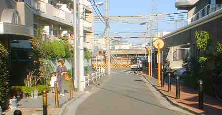 道路両側にある歩道状スペース