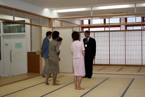 教育再生会議が日野学園を視察1