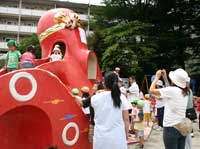 タコ滑り台とお別れ会（写真をとる人）