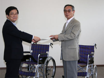 異業種交流研究会「グループ21」が車椅子5台寄贈