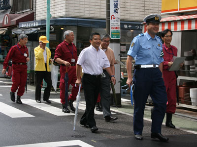 戸越銀座商店街で「道の日」道路美化活動