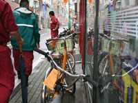 「道の日」道路美化活動で放置自転車に警告