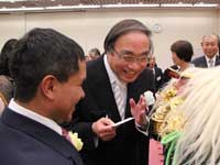 獅子舞を来訪を受けた濱野区長と大使館代表