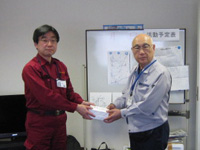 4月6日　富岡町の遠藤町長へ義援金と区長からの手紙を手渡しました