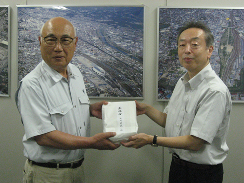 遠藤富岡町長に義援金2,000万円を届けました