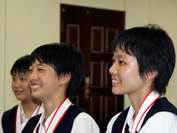 大崎中学校女子バレーボール部が区役所を表敬訪問