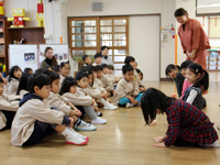 浜川幼稚園の園児にお茶の作法を教える保育園児