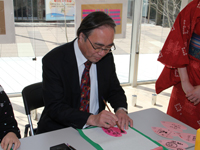 濱野区長が「世界と東北の子ども達の絵展」訪問