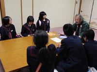 目黒の誕生八幡神社で小林さんの説明を聞く中学生たち