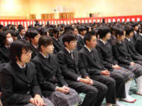 開校式に参加する生徒たち