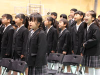 新しい校歌を歌う児童たち