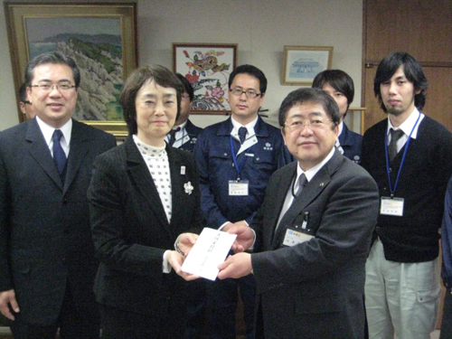 山本宮古市長に義援金1,650万円を届けました