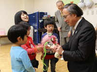 ぷりすくーる西五反田の子供たちからプレゼントを受け取る濱野区長