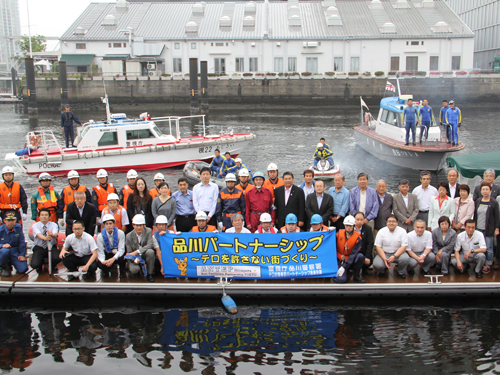 天王洲運河で「津波を想定した水難救助合同訓練」を実施