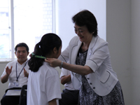 山田副区長から入隊証を授与される子どもたち
