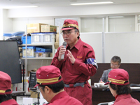 区管理職職員を前に、訓練の講評をする濱野区長