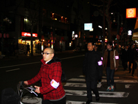 街路灯の消えた青物横丁商店街を歩く参加者たち