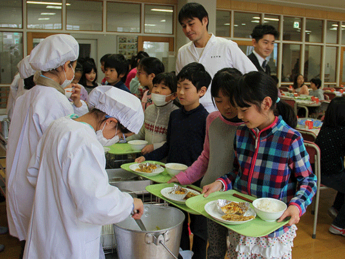 人気和食料理人と学校が連携～おいしい和食給食を子どもたちに～