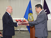 石田区議会議長はブレナン市長から記念品を贈呈される