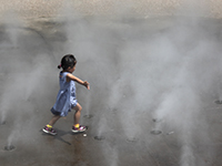 噴水で遊ぶ女児