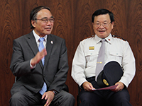 任命後、濱野区長と談笑する松澤団長