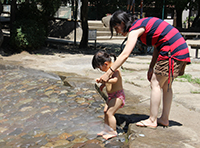 荏原南公園のミスト噴水で遊ぶ親子
