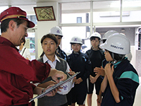 源氏前小と旗台小が連携し地元中学生も参加　避難所確認訓練