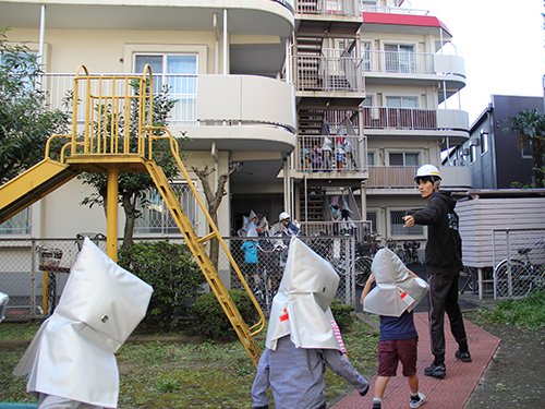 津波避難施設の敷地内に入る児童たち