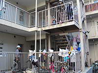 津波避難施設の非常階段を上る児童たち