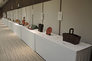 木彫り、陶芸などの手工芸作品の展示