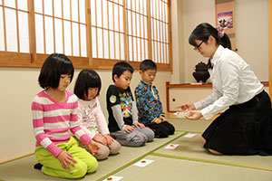 お菓子を配られるのをじっと待つ園児たち