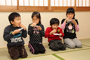 お菓子をいただく園児たち