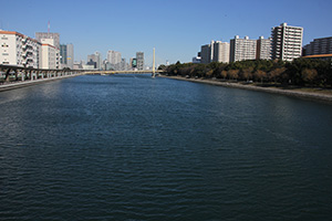 勝島橋から京浜運河上流を望む