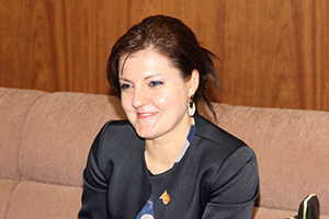 笑顔のアンドリヤナ・ツヴェトコビッチ特命全権大使