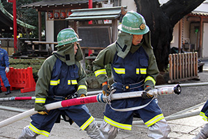 地元消防団員による消火訓練
