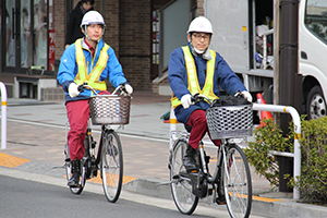自転車で道路調査に出掛ける職員