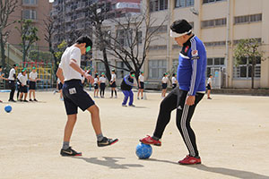 寺西選手からボールを受け取る児童