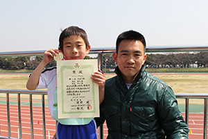 小学ファミリー1・2年生2キロで1位となった徳永さん親子