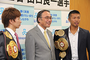 チャンピオンベルトを肩に濱野区長と2王者