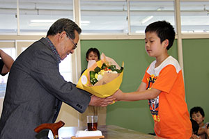 花束を渡す代表児童