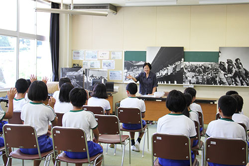 浜松市の小学生に疎開体験を語る中野さん
