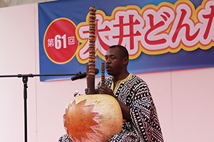 メーンステージ　マリ民族楽器の演奏