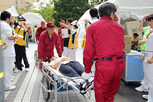 学校救護所から緊急救護所に搬送された重傷者