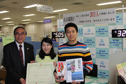記念品を持って記念撮影（左から濱野区長、平尾さん、武田さん）